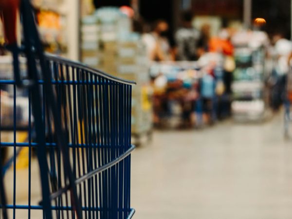 O lucro do supermercado vaza onde os sistemas não se cruzam: escala, ponto e turnover