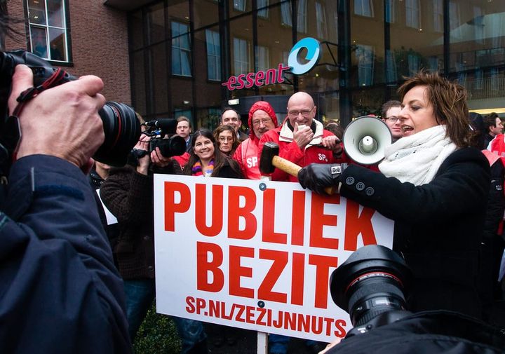 SP actiefoto waar Agnes Kant in 2009 Essent verklaart tot publiek bezit. Foto afkomst van de SP.