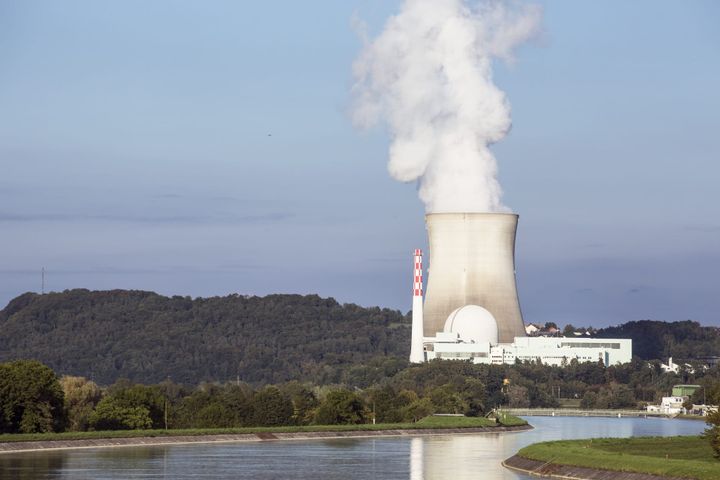 Een rivier met een kerncentrale en een koeltoren.