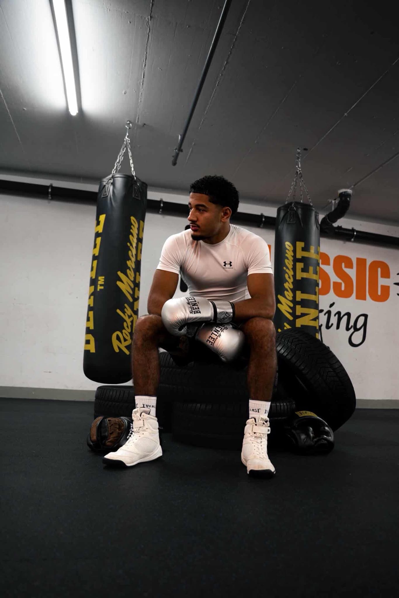 Alpha Amadou Käser mit Boxhandschuhen im Trainingsraum von Classic Boxing