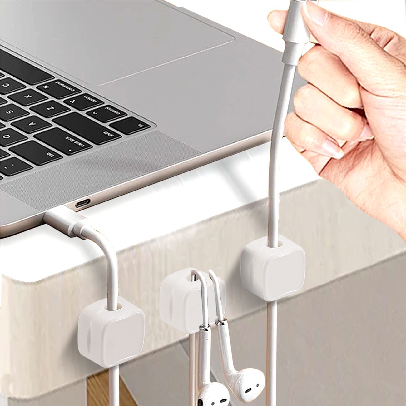 Weisse magnetische Kabelclips zur Befestigung einzelner Kabel