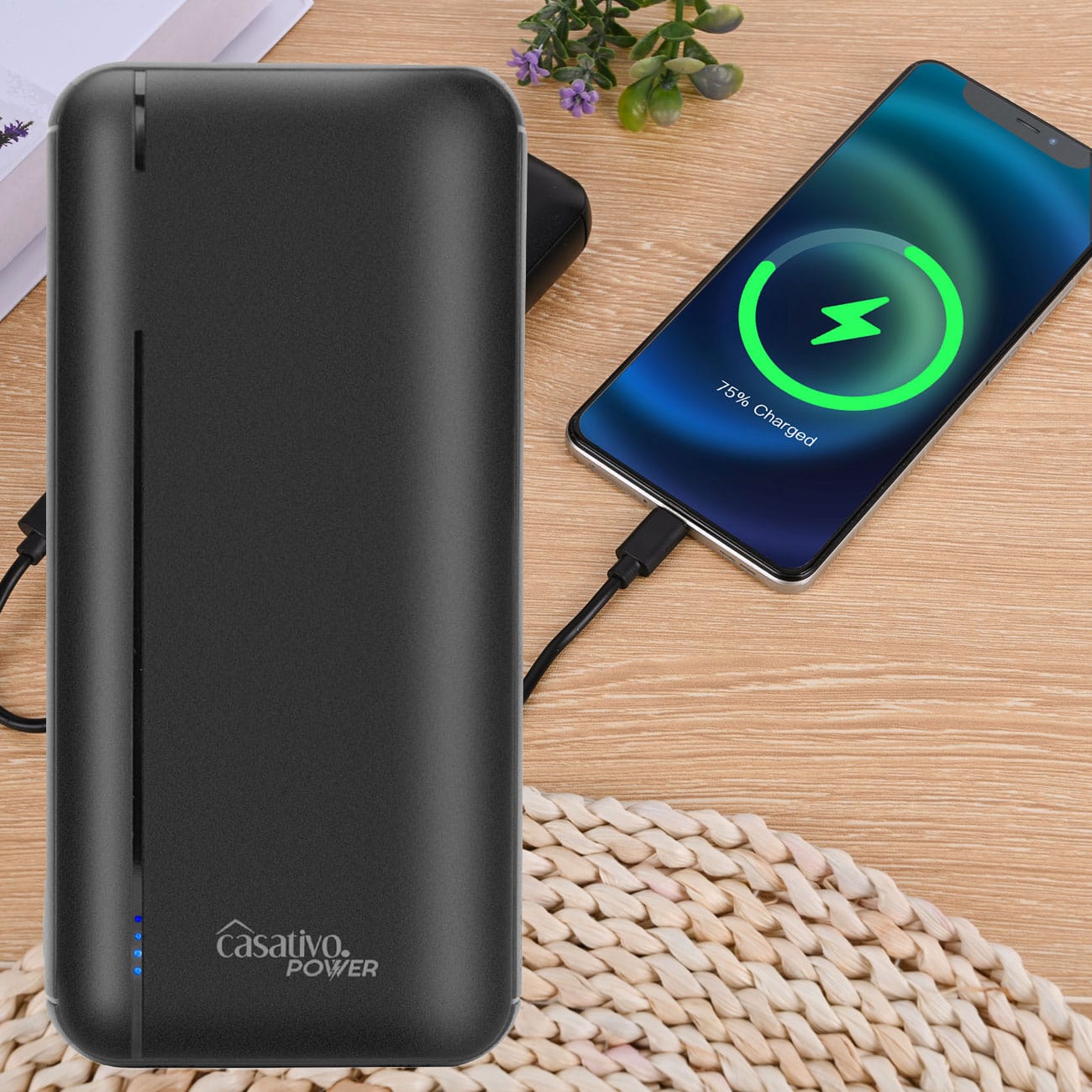 20000-mAh-Powerbank neben einem angeschlossenen Smartphone