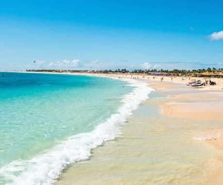 Weiter Sandstrand mit türkisfarbenem Meer auf den Kapverden