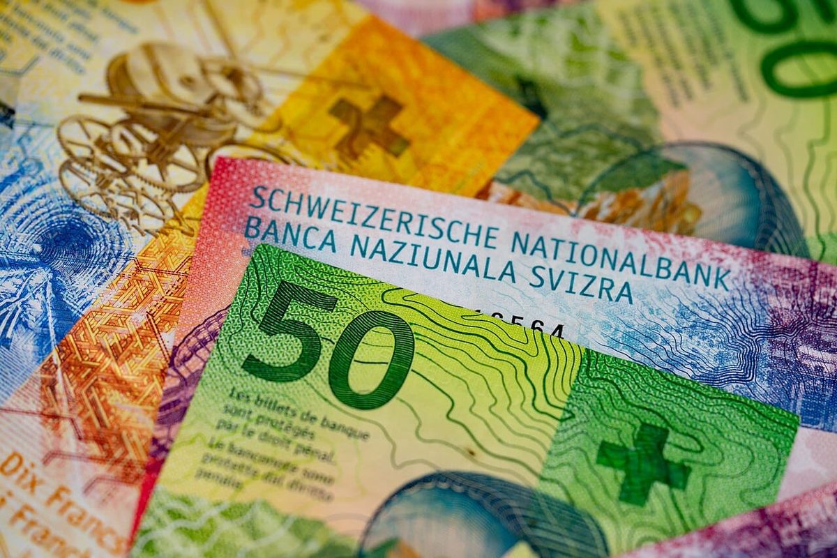 Schweizer Banknoten. Symbolbild zur AHV-Auszahlung.