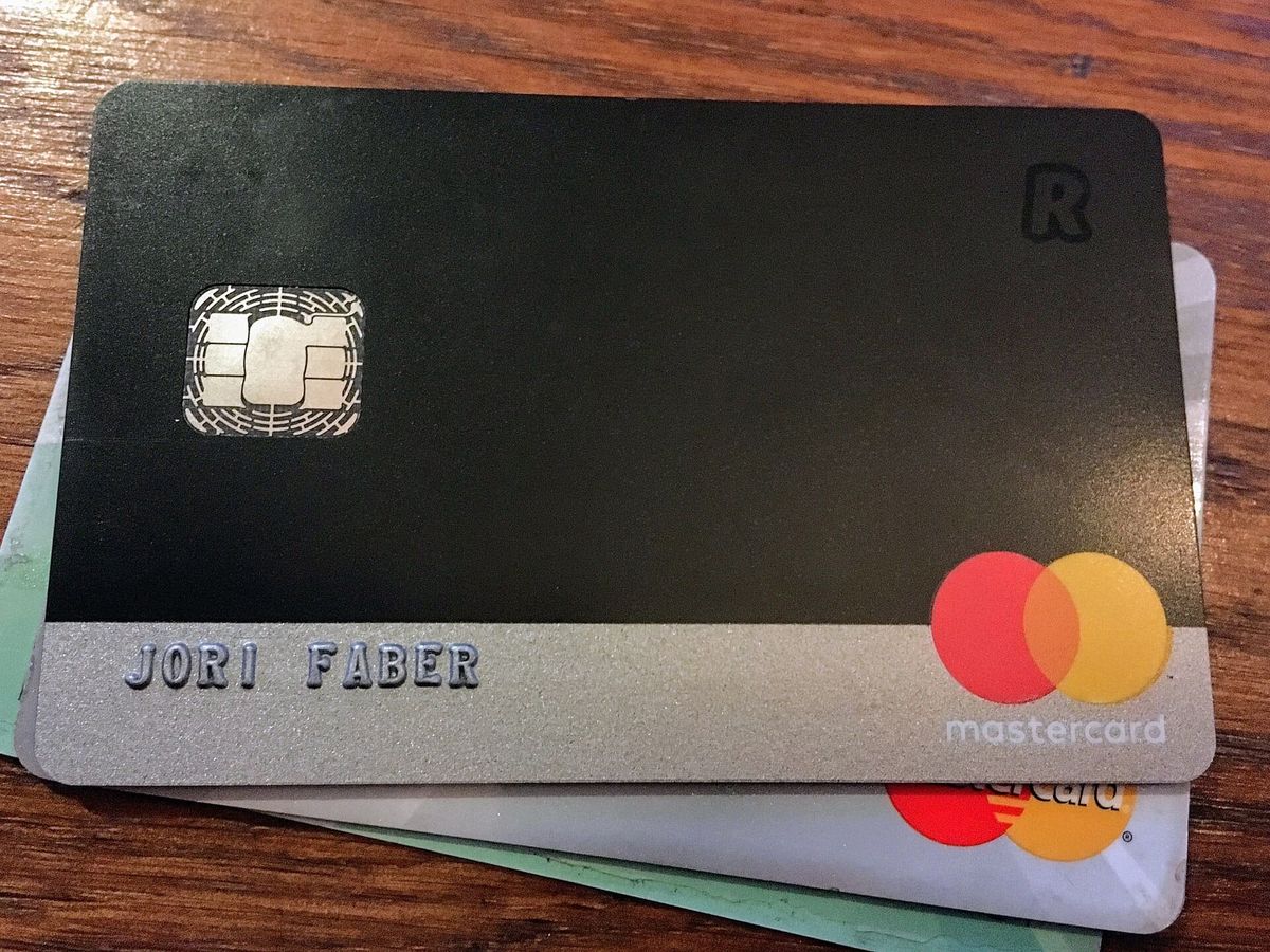 Revolut-Karte auf einer Holzfläche. Archivaufnahme; kein Bild einer neuen Schweizer Karte.