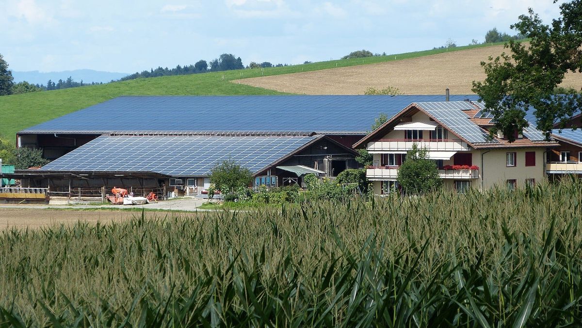 Photovoltaik auf landwirtschaftlichen Gebäuden in der Zentralschweiz. Symbolbild; die abgebildete Anlage wird nicht als unsicher bezeichnet.