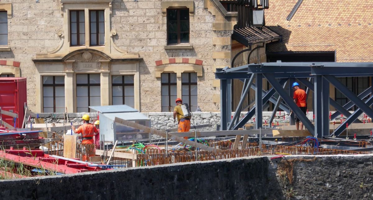 Arbeitende auf einer Baustelle an der Esplanade Théodelinde in Genf