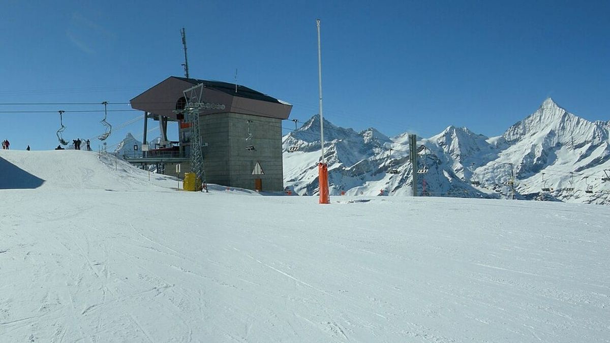 Skiliftstation in den verschneiten Schweizer Alpen