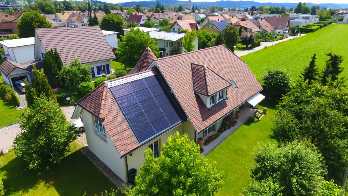 Dachintegrierte Photovoltaikanlage auf einem Wohnhaus