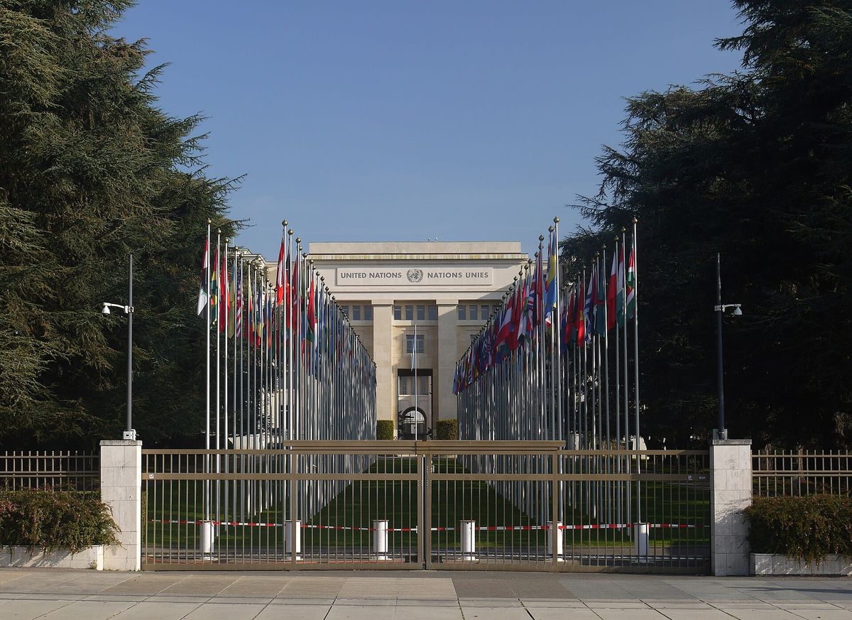 Flaggenallee vor dem Palais des Nations in Genf. Symbolbild der internationalen Diplomatie; kein Foto der Ukraine-Verhandlungen.