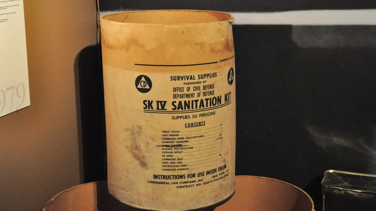 Historisches US-Zivilschutzpaket mit Hygieneartikeln