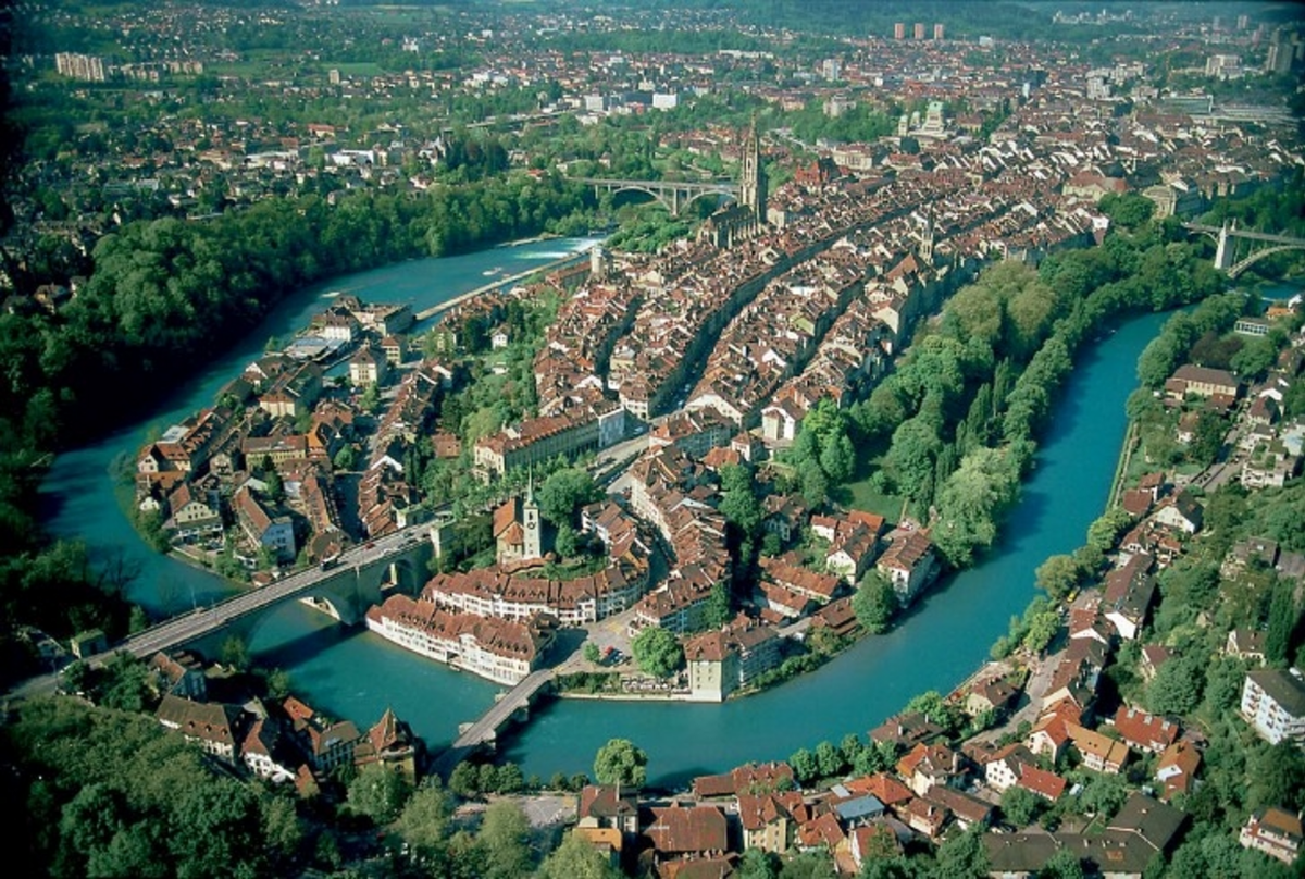 Luftaufnahme der Berner Altstadt in der Aareschlaufe