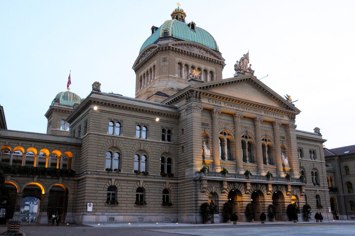Das beleuchtete Bundeshaus in Bern am Abend