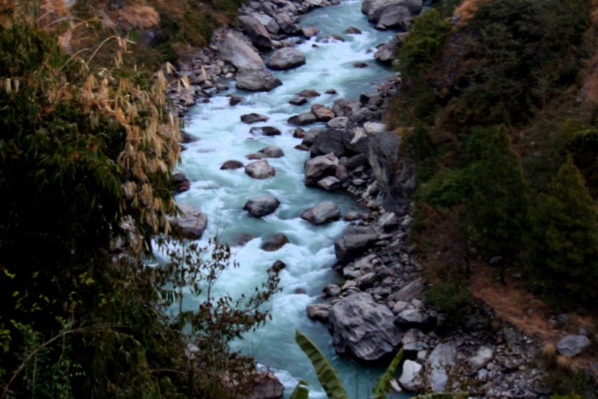 Der Trishuli-Fluss im nepalesischen Distrikt Rasuwa