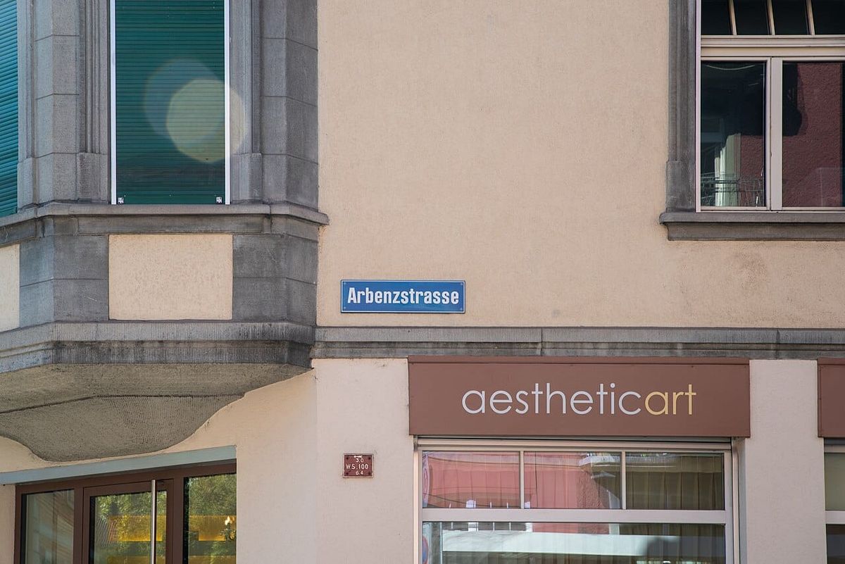 Strassenschild an der Arbenzstrasse in Zürich. Symbolbild für regionale Auffindbarkeit; keine Empfehlung des abgebildeten Geschäfts.