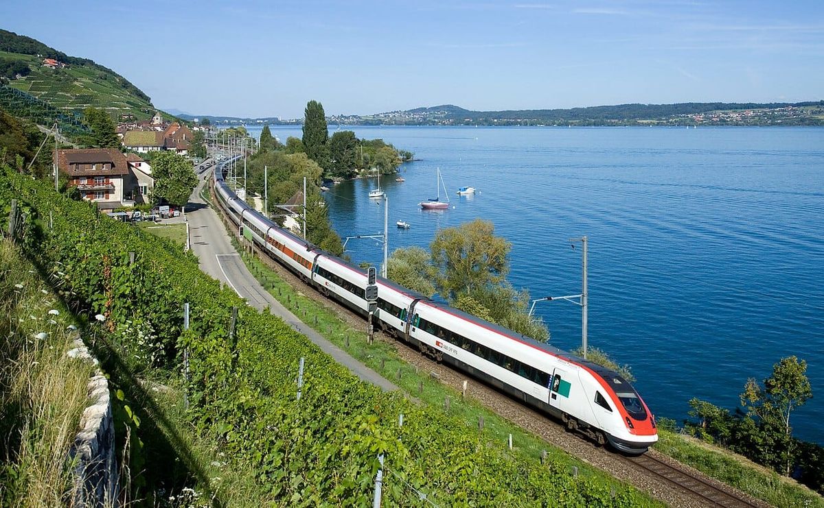 SBB-Zug bei Twann, Archivaufnahme. Symbolbild zum Ausbau der Verkehrsinfrastruktur.