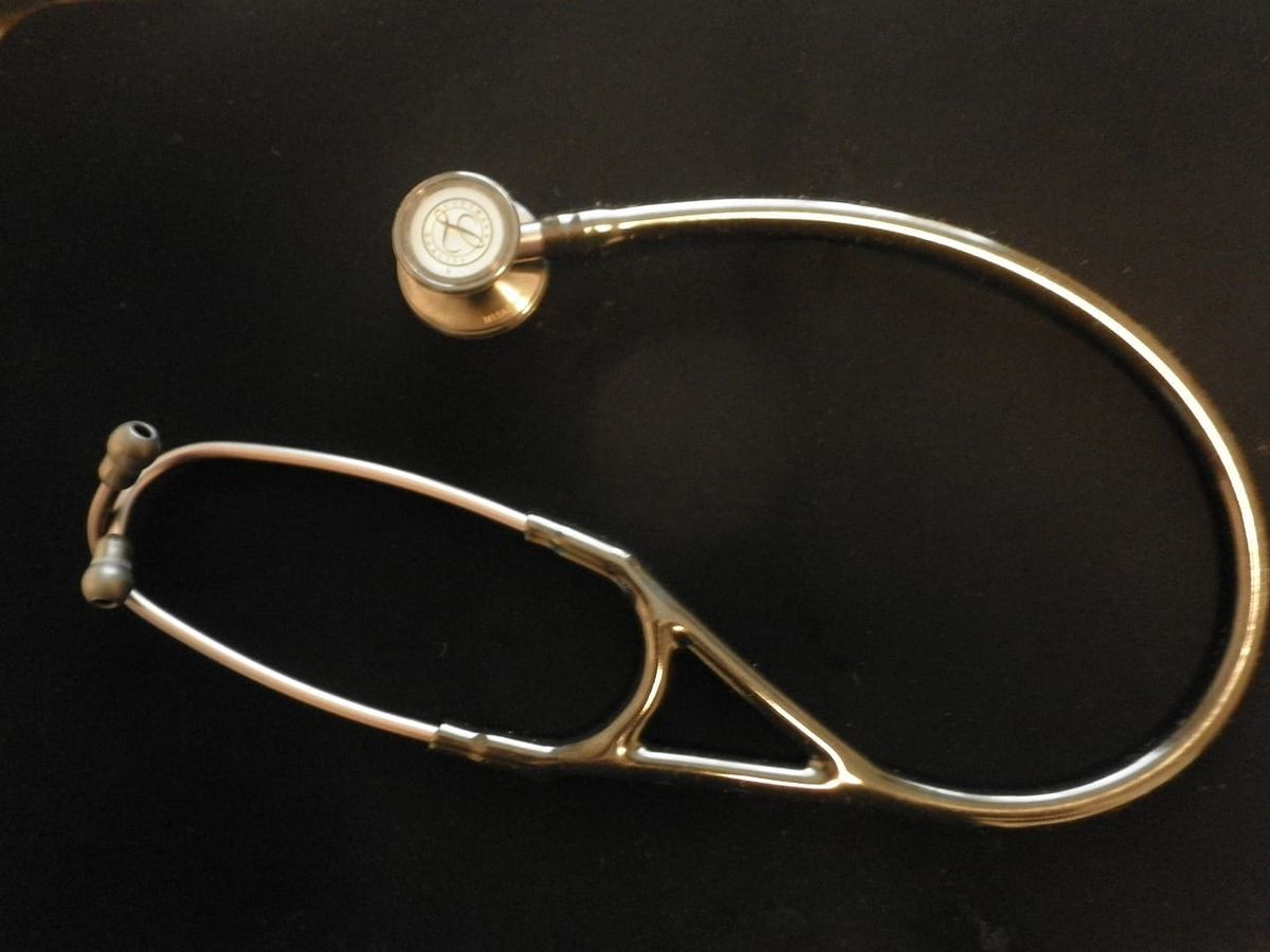 Stethoskop als Symbolbild für medizinische Sprechstunden. Keine Aufnahme aus dem Spital Linth und keine Darstellung eines konkreten Eingriffs.