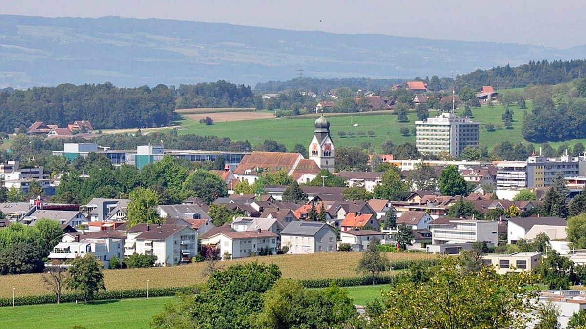 Symbolbild zum Thema leben baar viele menschen ziehen