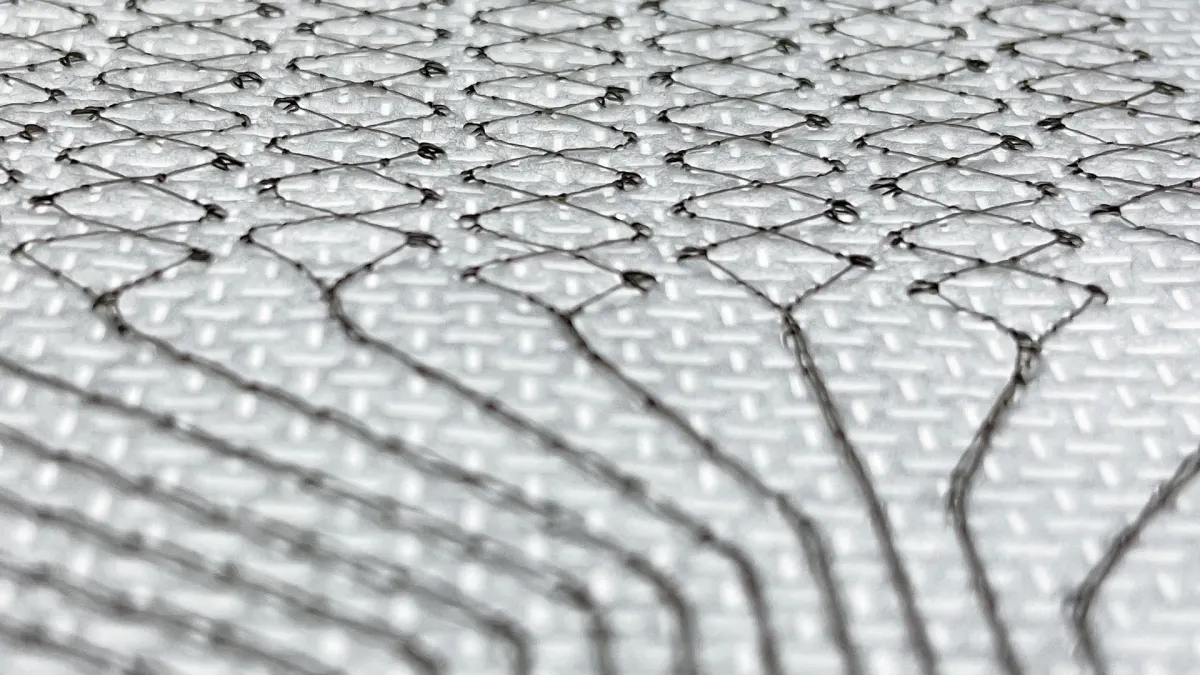 Textiler Sensor mit leitfähigen Fäden auf flexiblem Trägermaterial