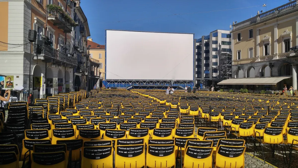 Leere Stuhlreihen und grosse Leinwand am Filmfestival Locarno