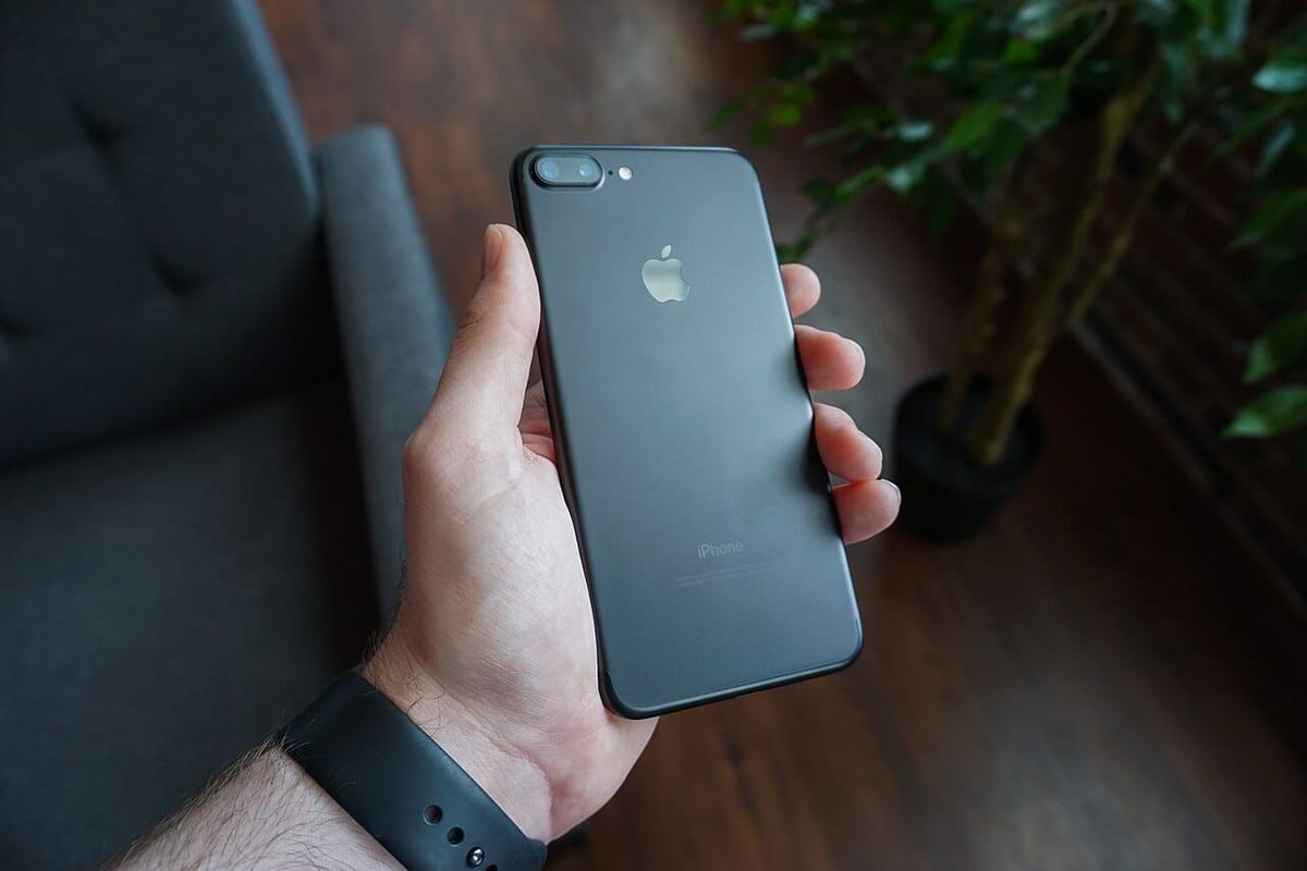 Smartphone in einer Hand. Symbolbild zu digitaler Kommunikation, kein dokumentierter Mobbingfall.