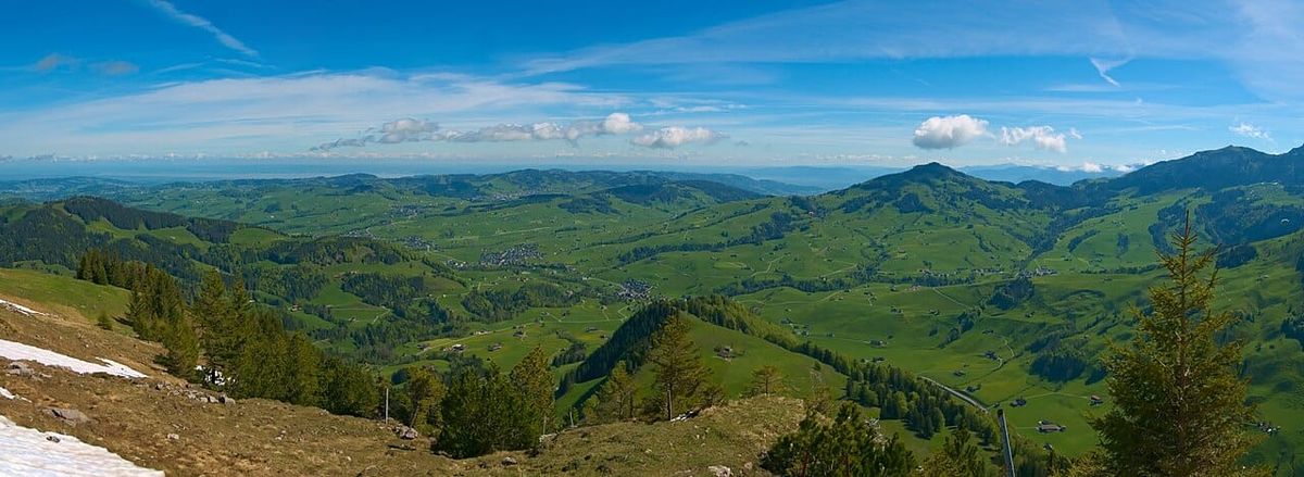 Blick von der Ebenalp auf die Landschaft von Appenzell Innerrhoden. Archivaufnahme vom Mai 2021, kein Bild eines aktuellen Brandes.