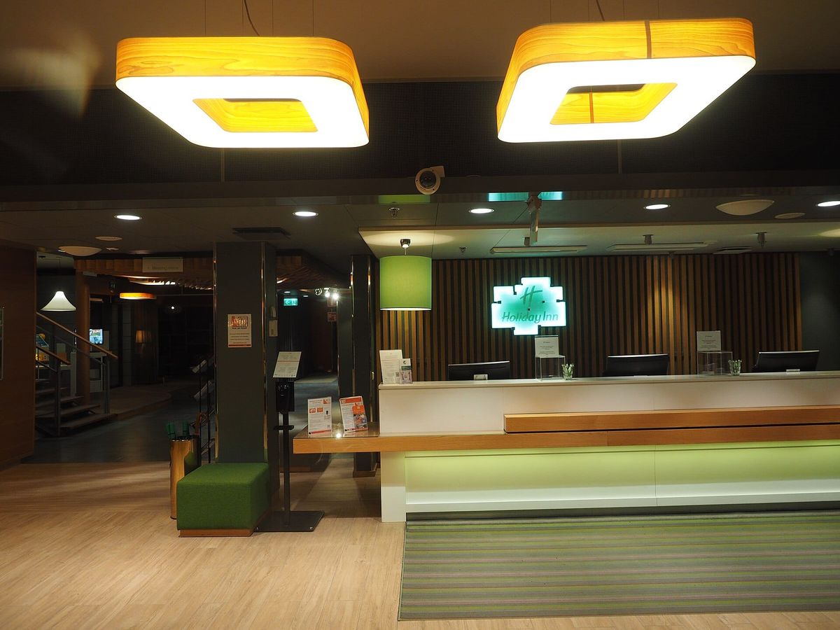 Moderne Empfangstheke in einem Hotel mit digitalen Check-in-Arbeitsplätzen