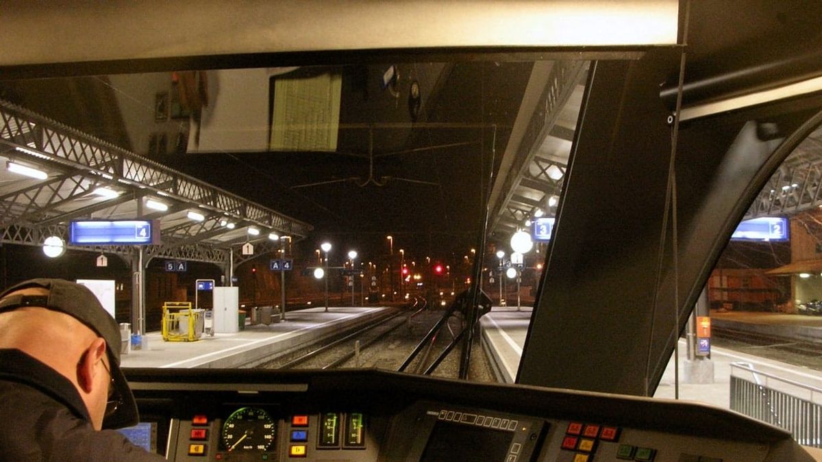 Blick aus einem Zugführerstand auf einen Bahnhof