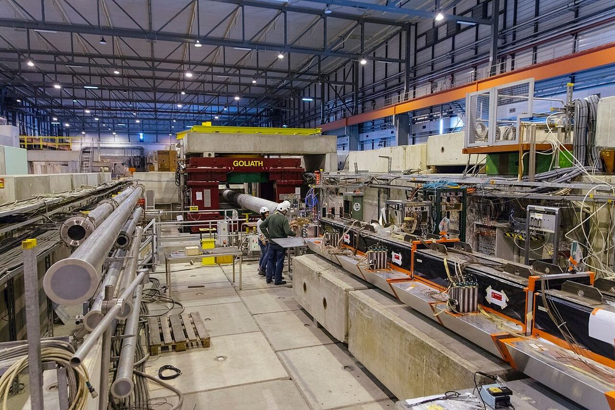Das NA64-Experiment in der North Area des CERN. Archivaufnahme der tatsächlichen Versuchsanlage.