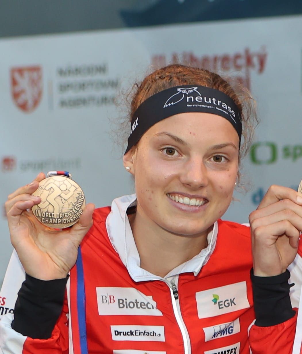 Simona Aebersold mit einer Medaille bei einem früheren Wettkampf. Archivporträt; nicht die Siegerehrung der Schweizer Meisterschaft 2026.