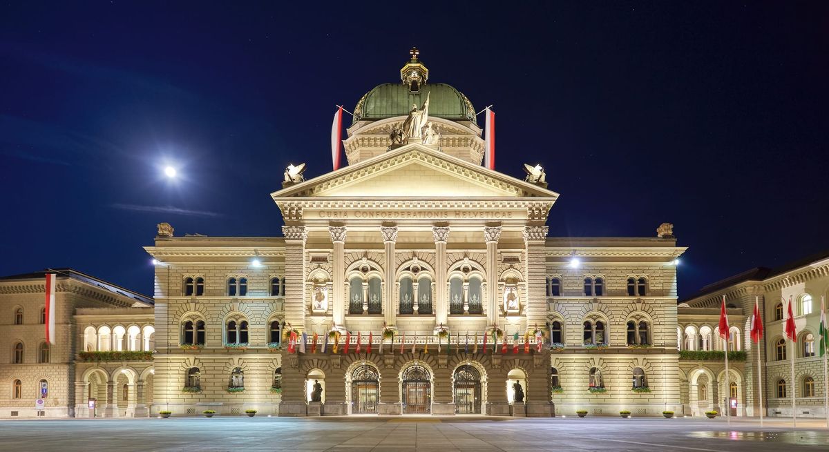 Beleuchtetes Bundeshaus in Bern. Archivaufnahme vom September 2019, keine Aufnahme der Herbstsession 2026.