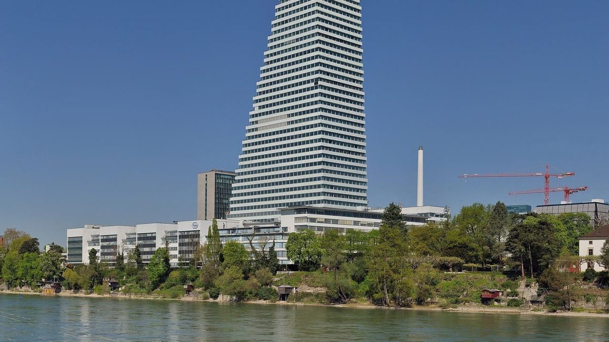 Unternehmensstandort mit Roche-Turm am Rhein in Basel