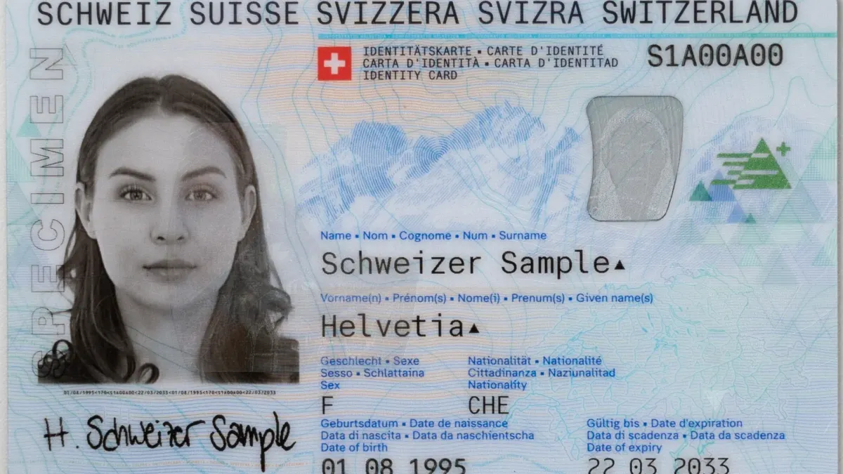 Aktuelle Schweizer Identitätskarte vor neutralem Hintergrund