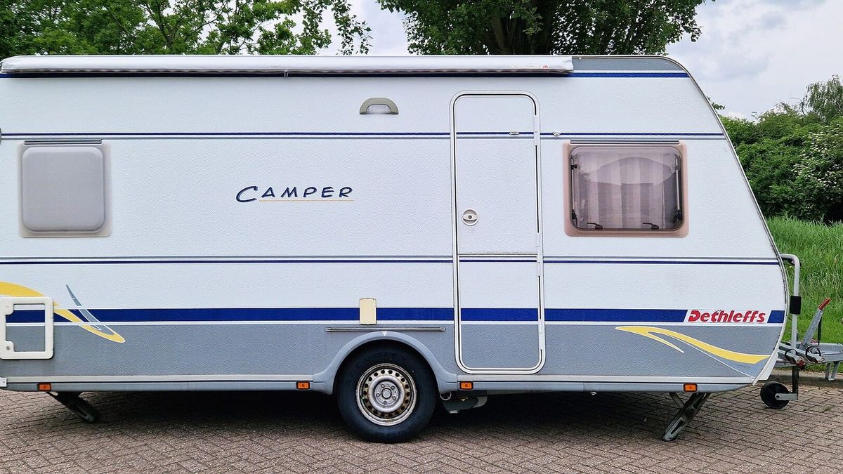 Dethleffs-Wohnwagen auf einem Stellplatz