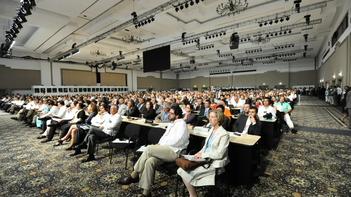 Symbolbild eines Plenarsaals bei der UNO-Klimakonferenz 2010 in Cancún