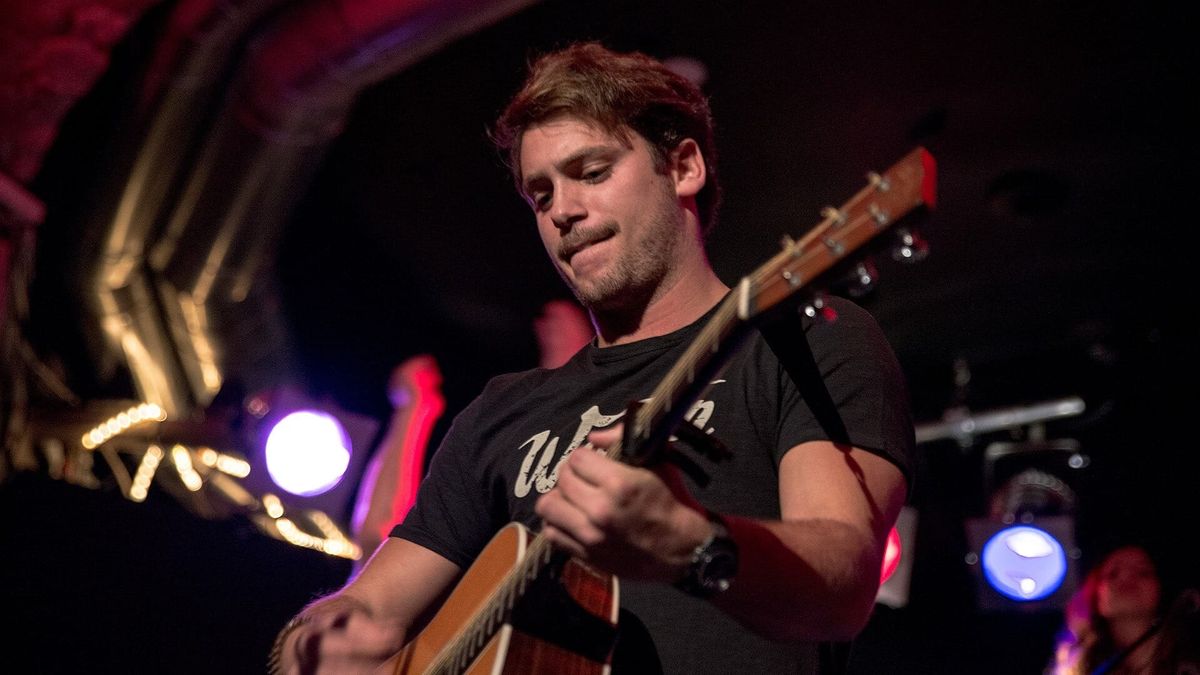 Bastian Baker mit Gitarre bei einem Auftritt im November 2014. Archivbild.