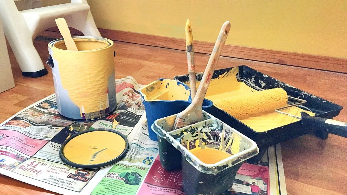 Farbroller, Pinsel und Farbe für Malerarbeiten im Innenraum