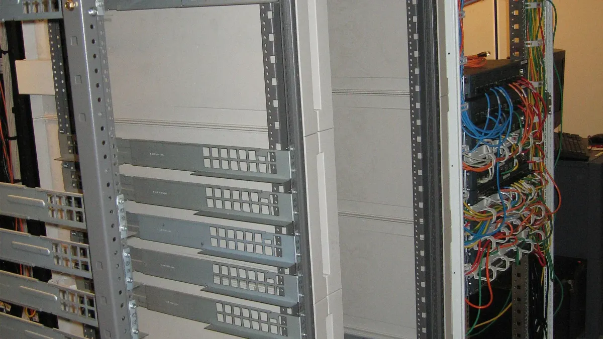 Server-Racks in einem Rechenzentrum mit einem leeren Schrank