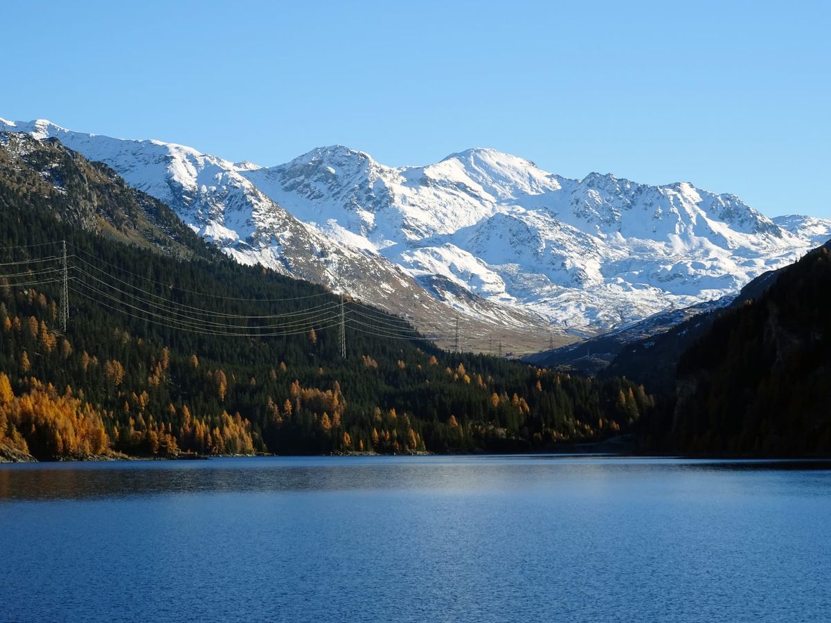 Blick über den Marmorerasee in Graubünden auf die umliegenden Berge