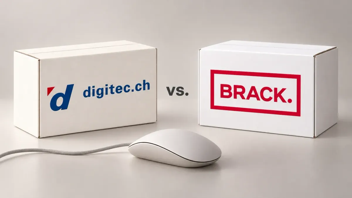 Pakete mit Digitec- und Brack-Logo neben einer Computermaus auf einer hellen Fläche.