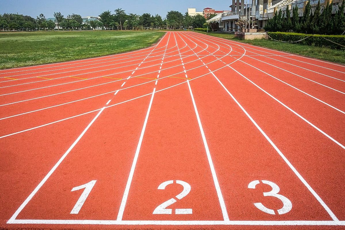 Rote Leichtathletik-Laufbahn als Symbolbild für Bewegungs- und Sportförderung. Keine Aufnahme eines angekündigten St. Galler Bauprojekts.