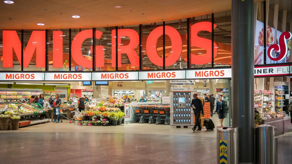Einkaufswagen in einem Schweizer Migros-Markt