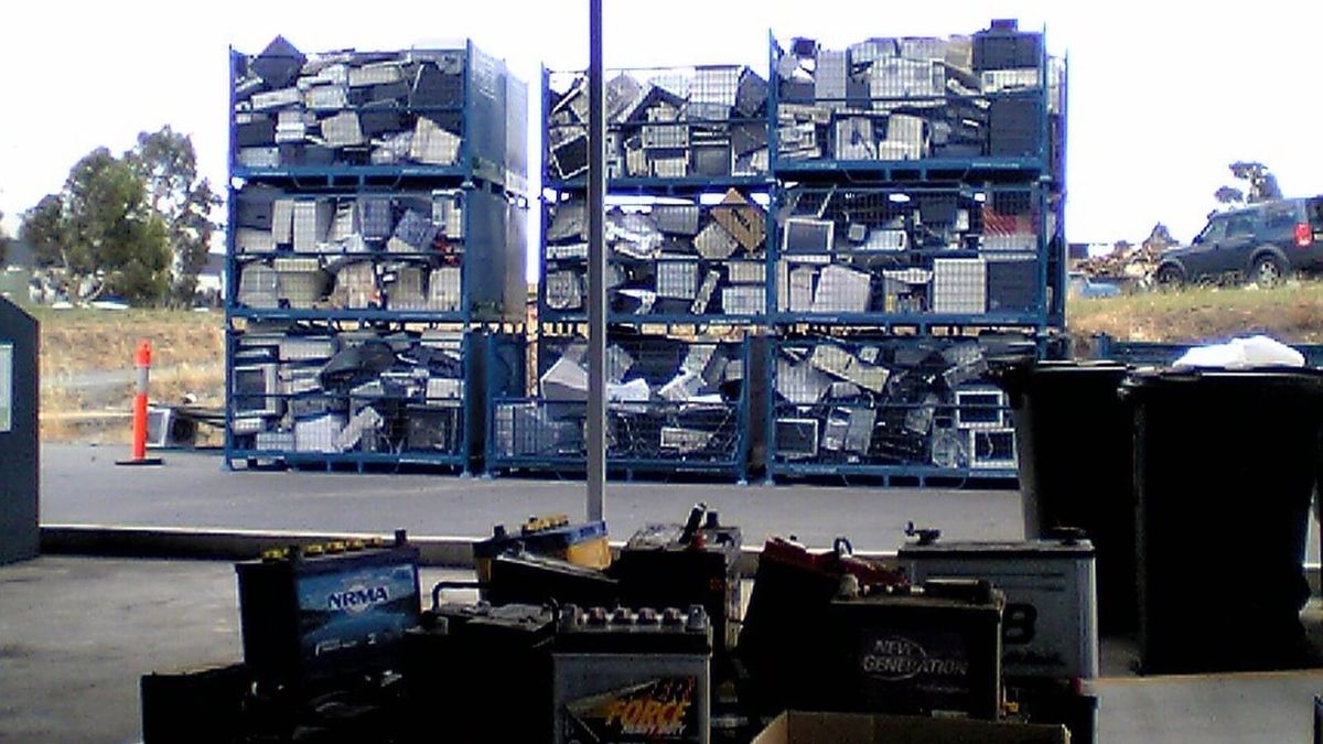 Ausgediente Computer in Gitterboxen einer Recyclinganlage