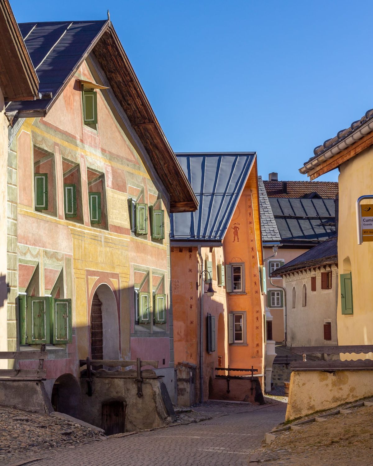 Traditionelle farbenfrohe Engadinerhäuser in Guarda