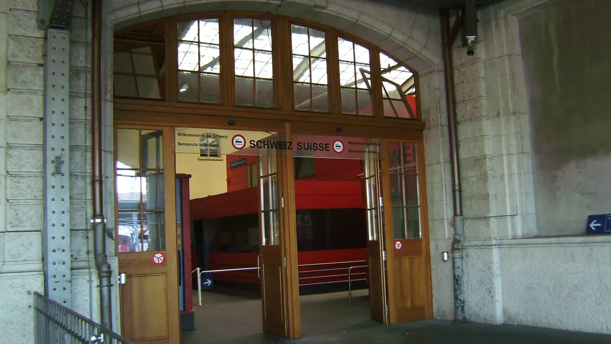 Symbolbild des Grenzübergangs zwischen französischem und schweizerischem Teil des Bahnhofs Basel SBB