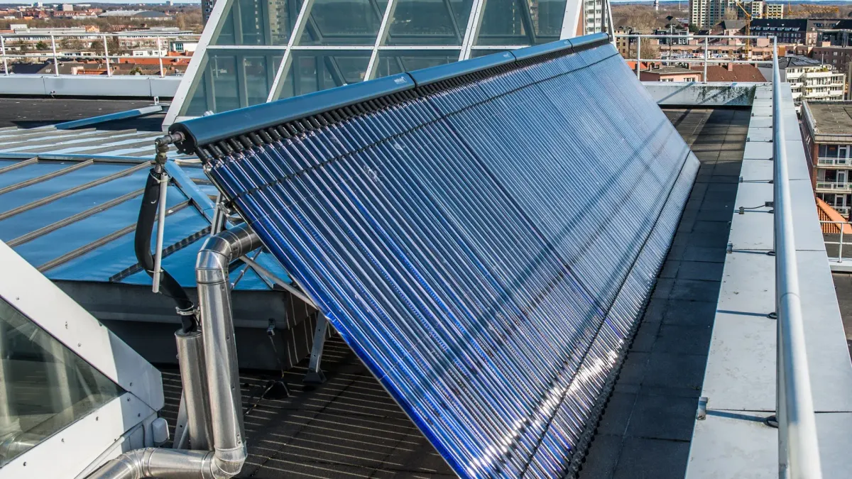 Solarthermische Kollektoren auf einem Industrie- und Forschungsgebäude