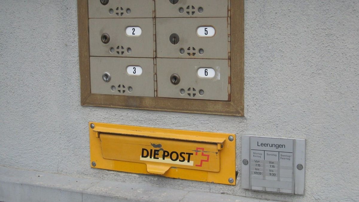 Gelber Posteinwurf und Postfächer in Haslen