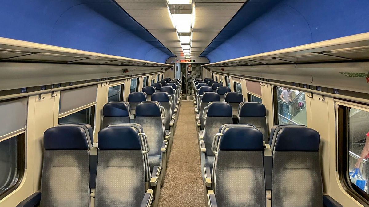 Innenraum eines SBB-ICN mit Sitzreihen und Gepäckablagen