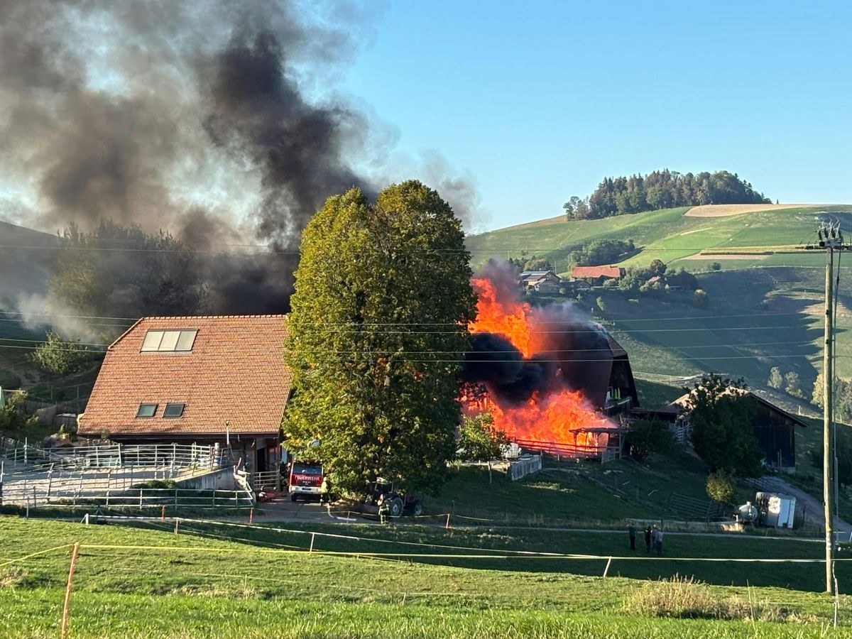 Brennendes Bauernhaus in Hinterfultigen – Foto der Kantonspolizei Bern