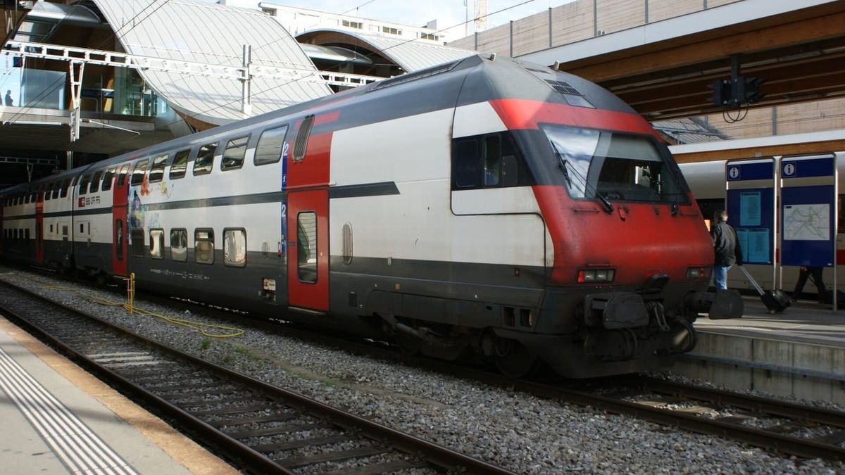 SBB-IC2000-Familienwagen im Bahnhof Bern